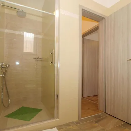 Lägenhet Mit Grill, Pool Und Terrasse