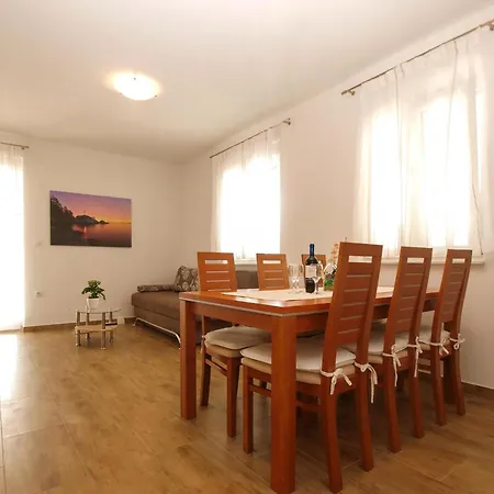 Mit Grill, Pool Und Terrasse