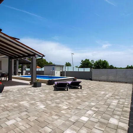 Lägenhet Mit Grill, Pool Und Terrasse
