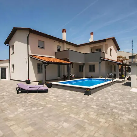 Apartment Mit Grill, Pool Und Terrasse *