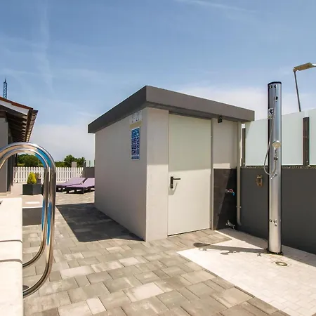 Apartment Mit Grill, Pool Und Terrasse Stinjan