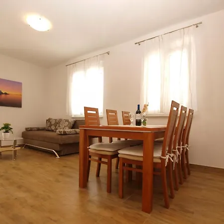 Apartment Mit Grill, Pool Und Terrasse