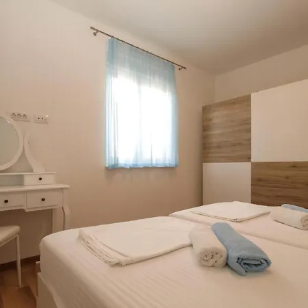 Mit Grill, Pool Und Terrasse Apartment Stinjan